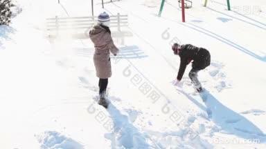 <strong>在</strong>城市公园里玩雪的女孩们
